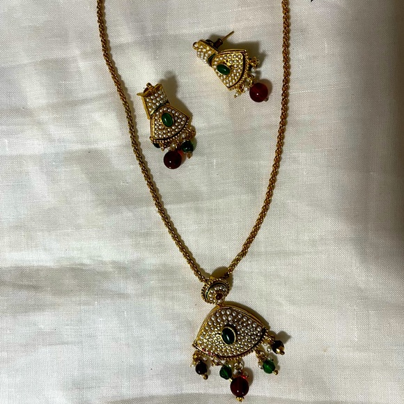 Necklace and earrings - Picture 1 of 3